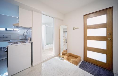 Η κουζίνα ή μικρή κουζίνα στο Charming Retro Retreat with Cozy Nights and Sweet Treats close to PA