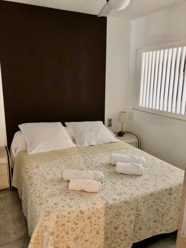 une chambre avec un lit avec deux serviettes dessus dans l'établissement T2 50M2 BELLE VUE CALME CENTRE PORT PARKING, au Cap d'Agde