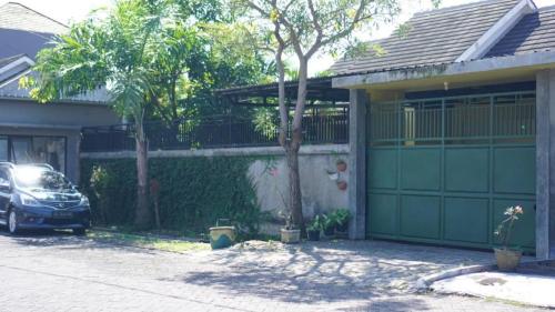 a car parked in front of a house with a garage at OYO 93784 Kost Bu Eli Syariah in Malang