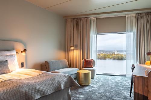 una camera d'albergo con un letto e una grande finestra di Clarion Hotel The Pier a Göteborg