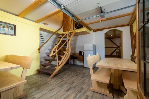 Una habitación con escalera de caracol y suelo de madera. en Sobe na skednju, en Bohinjska Bistrica