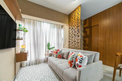 a living room with a couch and a window at Apto Aconchegante no coracao da Ilhotas in Teresina