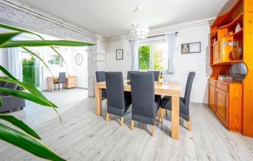 a dining room with a wooden table and chairs at 2 Bedroom Cozy Home In Duga Resa in Duga Resa