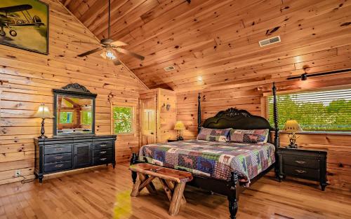 ピジョン・フォージにあるAngels Choiceのベッドとドレッサーと鏡のある寝室