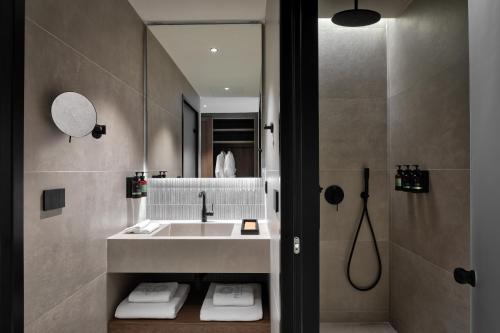 Un baño de Mosay All Suite Hotel