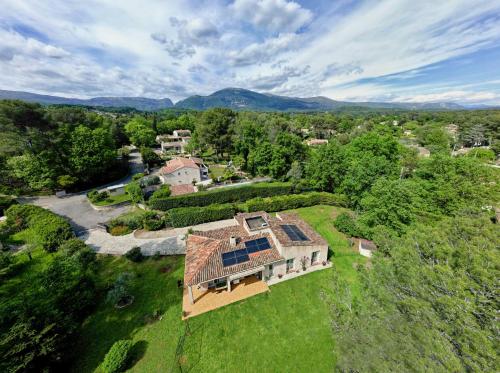 Air-conditioned villa with fresh eggs & vegetables