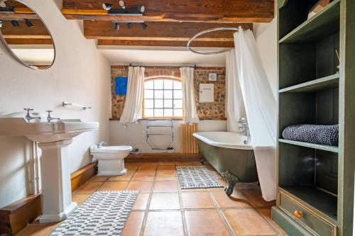 une salle de bain avec une baignoire, des toilettes et un lavabo dans l'établissement Bellas Barn by Big Skies Cottages, à Weybourne