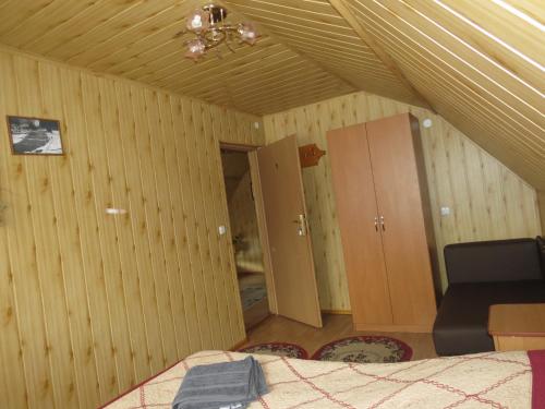 Ένα ή περισσότερα κρεβάτια σε δωμάτιο στο Bilyy Kamin Guest House