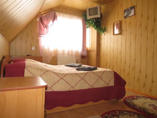 Giường trong phòng chung tại Bilyy Kamin Guest House