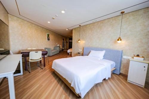 Un ou plusieurs lits dans un hébergement de l'établissement Shanghai Keguan Jingpin Hotel