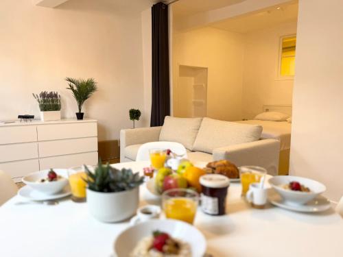 Cette chambre comprend une table avec des fruits. dans l'établissement Charmant 2 pièces proche mer, à Nice
