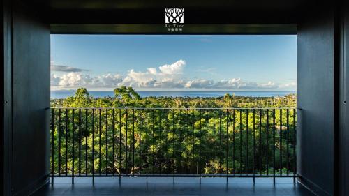 a view of the ocean from a balcony at La Tree 普椿農場木子莊園 in Donghe