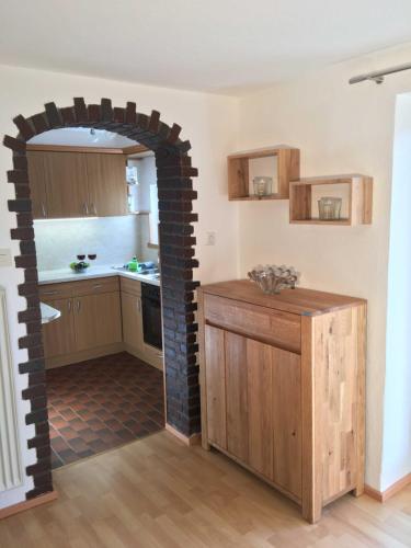a kitchen with a brick archway in a room at Ferienwohnungen Familie Brunner, Kreuth-Reitrain in Oberach