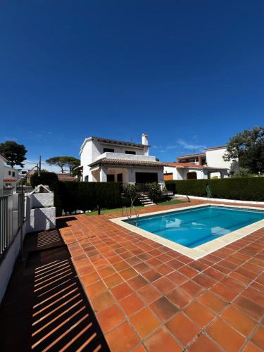 a house with a swimming pool in a yard at Chalet with private pool in Roda de Bará