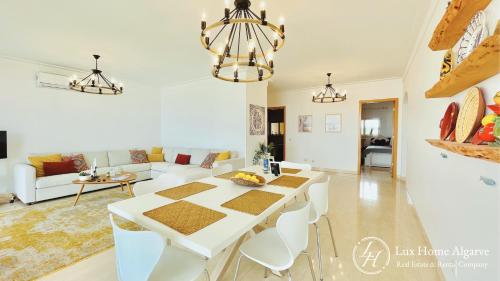 Billede fra billedgalleriet på Santoril - Wonderful Sea View Rooftop - Pool i Burgau