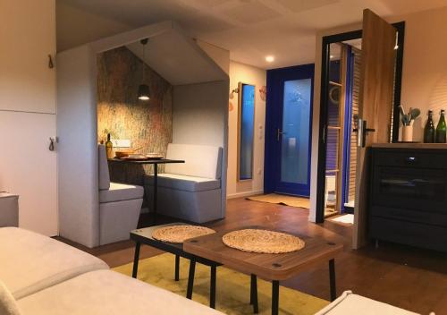 Posezení v ubytování LA MAISON DES BOIS D'OCRE - Gîte Appart Design - Clim Pkg Wifi Jardin à 10mn de Dijon