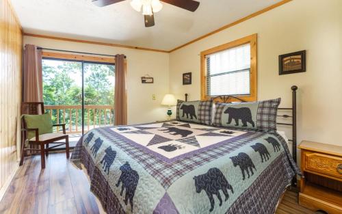 une chambre avec un lit et une fenêtre dans l'établissement Grand View Mountain Chalet, à Gatlinburg