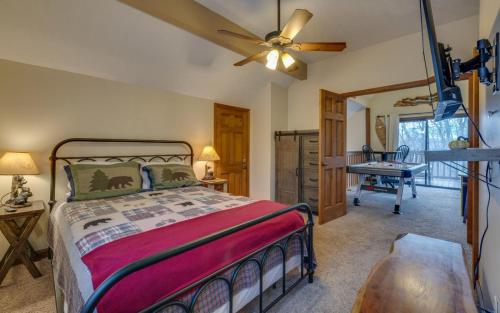 Un pat sau paturi într-o cameră la Grin N Bear It