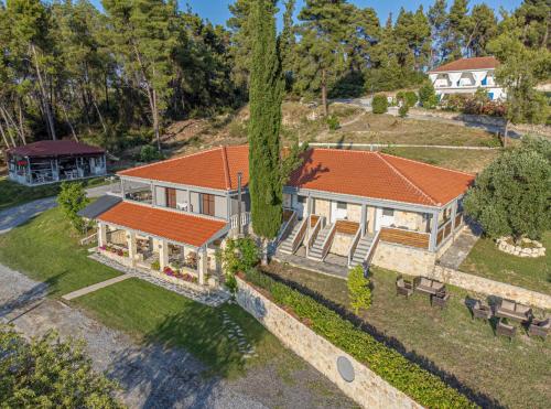 widok z góry na dom z pomarańczowym dachem w obiekcie Medusa Rooms w mieście Kallithea