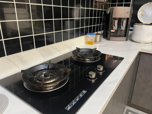 Η κουζίνα ή μικρή κουζίνα στο LSH33 Condo DUKE Sentul KL