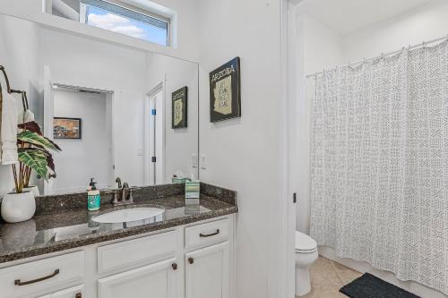 Koupelna v ubytování Pet Family-Friendly Spacious Fenced Yard 5-min to Downtown EV Charger