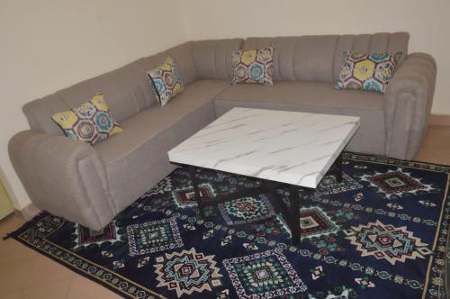 Posezení v ubytování Torobali IMMO Apartment 6- Stylish 1BR- Central Bamako- Comfort & Convenience