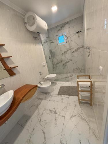 a bathroom with two sinks and a shower at Villa Diel 300m vom Strand in Utjeha