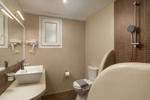 Ένα μπάνιο στο Andros Summer Suites