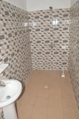 Koupelna v ubytování Torobali IMMO Apartment 6- Stylish 1BR- Central Bamako- Comfort & Convenience