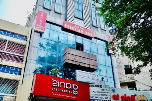 ein Gebäude mit Schildern an der Seite in der Unterkunft Hotel Arthcontinental By Admire Stays in Neu-Delhi