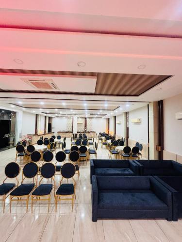 a room with chairs and couches in a hall at Hotel Osis in Baddowāl