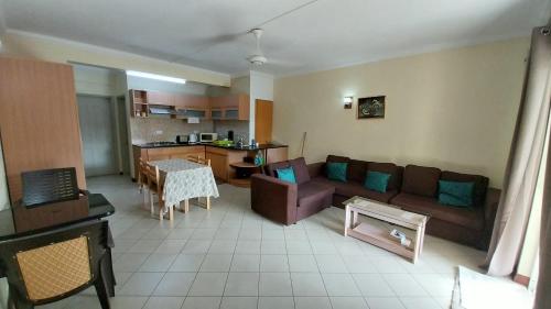 フリック・アン・フラックにあるResidence Les Peupliers 006のソファとテーブルのあるリビングルーム