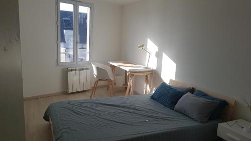 une chambre avec un lit, un bureau et une table dans l'établissement Maison cosy avec jardin, à Pornichet