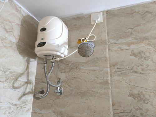 Ένα μπάνιο στο Aparjon Stays Entire 2BHK with Pool near Baga