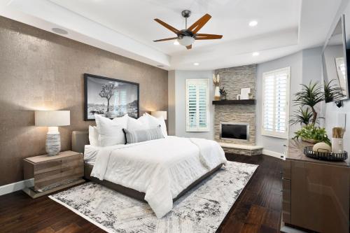 una camera da letto con un letto bianco e un camino di Agave - Paradise Valley Biltmore area luxury home and amazing pool family friendly a Phoenix