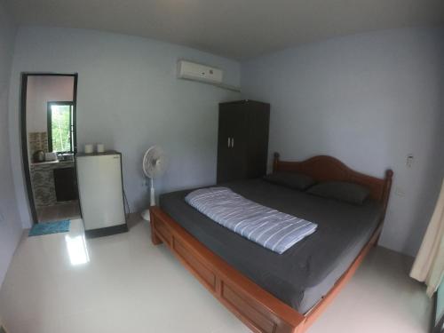 チャン島にあるGarden House Koh Changの部屋の中に大きなベッドがある寝室