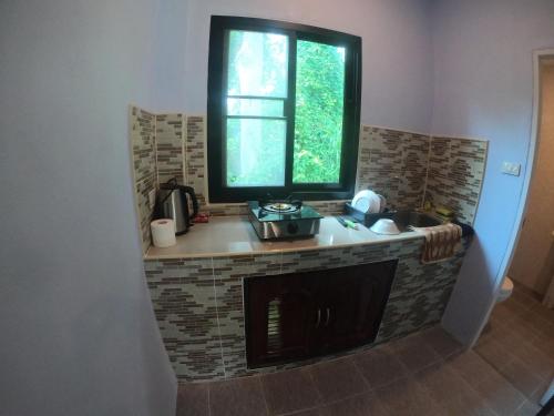 チャン島にあるGarden House Koh Changのシンクと窓のあるキッチン