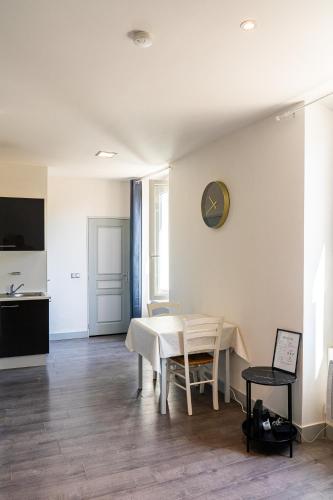 une salle à manger avec une table et une cuisine dans l'établissement Studio - Le nid Provençal - Cadarache - Proche Lac, à Peyrolles-en-Provence