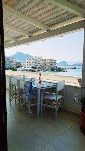a table and chairs on a balcony with a view of the ocean at Cottage DeLuxe in Golfo Aranci