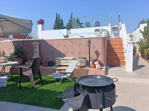Patio alebo iná vonkajšia časť ubytovania Preciosa y tranquila villa en Valencia con piscina privada