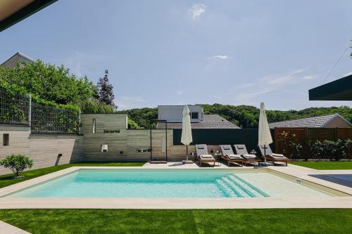 Piscina de la sau aproape de Villa Luka