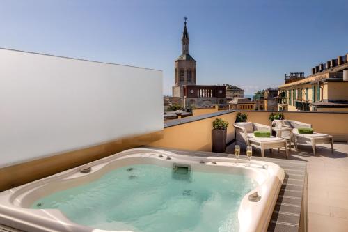 a bath tub sitting on top of a balcony at Meliá Genova in Genova