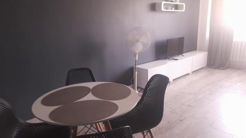 a dining room with a table and chairs at Mieszkanie osiedle Północ Zameldowanie 24h in Koszalin