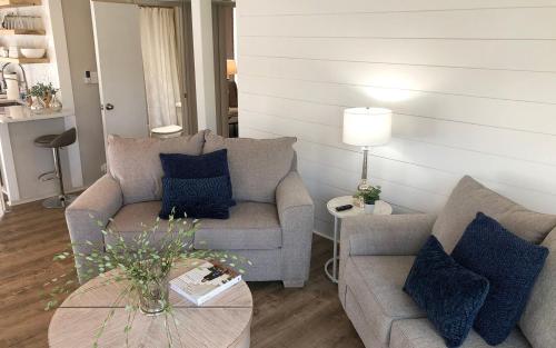Ruang duduk di Chalet 40 - Sip Coffee on the Wraparound Deck with Treetop Views