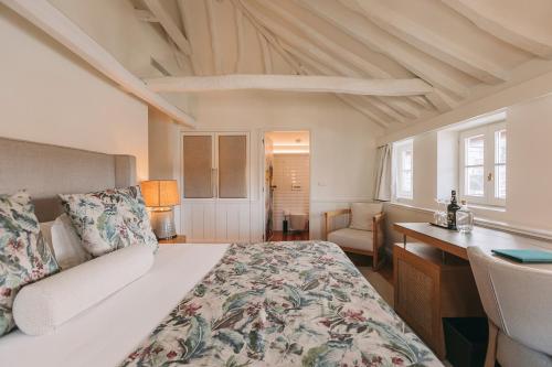 a bedroom with a bed and a desk and a desk at Gran Cruz House in Porto