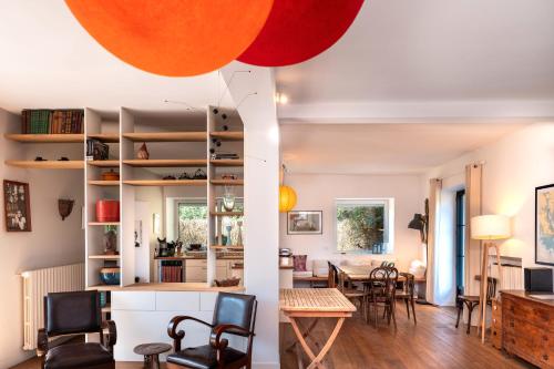 un salon et une salle à manger avec un ballon suspendu au plafond dans l'établissement Belle familiale Proche de la plage, à l'Île-aux-Moines