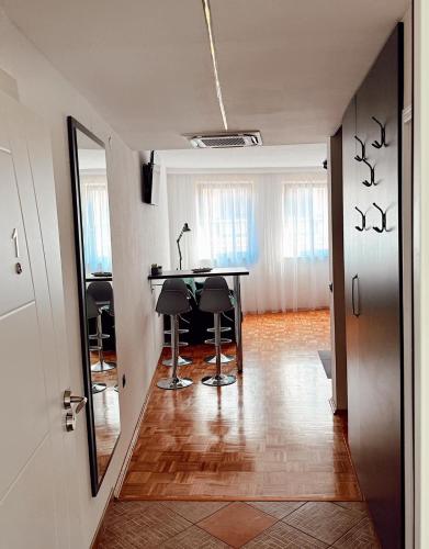 Televisyen dan/atau pusat hiburan di RajRaj apartmani Gradiska