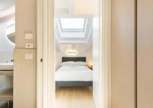 Postel nebo postele na pokoji v ubytování JOIVY Premium Apartments - Trieste Mazzini