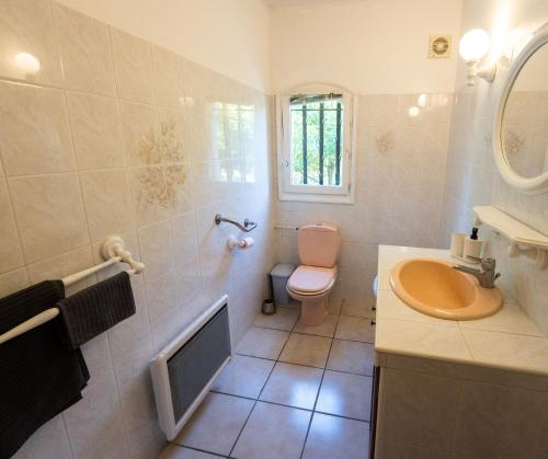 Koupelna v ubytování Le Clos des Oliviers - Piscine Privée - Jardin - Parking