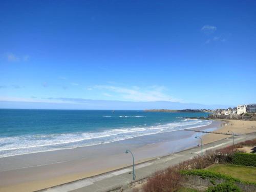 a view of a beach with the ocean at Hôtel Ar Iniz in Saint Malo
